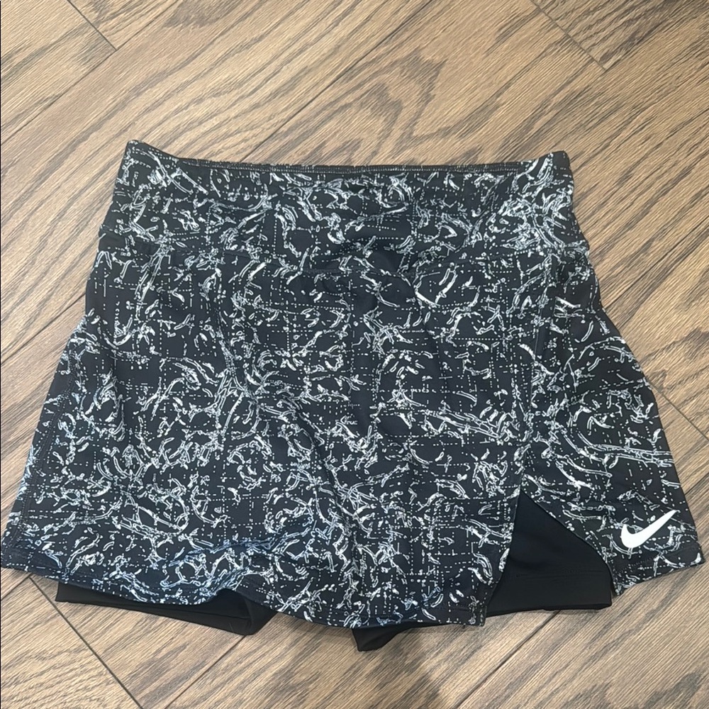 Nike Women's Black Patterned Skirt with spankies underneath